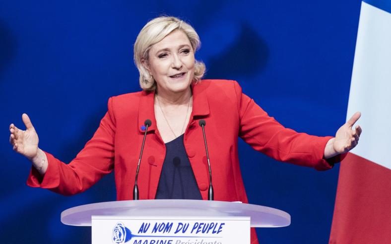 Le Pen erläutert knallharte Einwanderungspläne – trotz Störung von Femen-Aktivistinnen