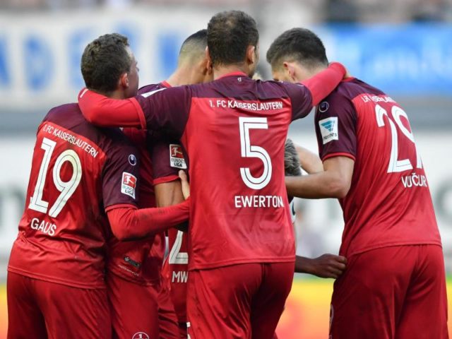 Kaiserslauterns Mannschaft jubelt über das Tor zum 1:0 gegen 1860 München. Foto: Uwe Anspach/dpa