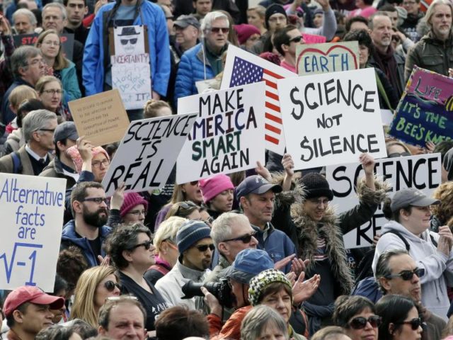 Wissenschaftler demonstrieren im Februar in Boston gegen die Trump-Regierung und für die Anerkennung der Bedeutung der Wissenschaft. Foto: Steven Senne/dpa