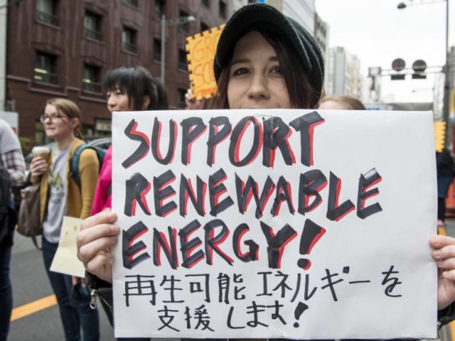 In Japan lebende US-Bürger protestieren beim «March for Science». Foto: Alessandro Di Ciommo/dpa