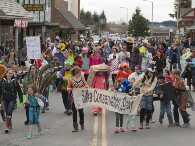 Als Tiere kostümierte Einwohner beim «March for Science» in der Stadt Sitkan in Alaska. Foto: James Poulson/dpa