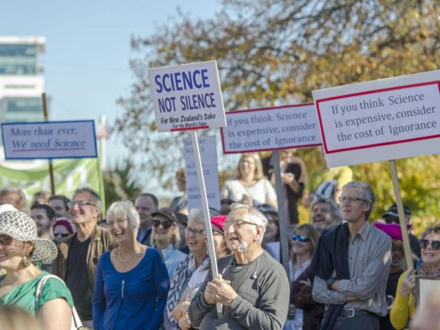 Einwohner von Christchurch in Neuseeland protestieren beim «March for Science». Foto: Pj Heller/dpa