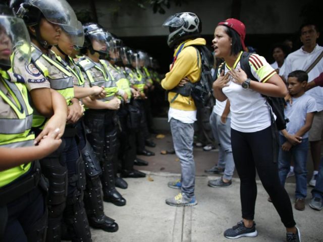 Konfrontation: Am Rande des Marsches in Caracas schreit eine Frau Polizisten an. Foto: Ariana Cubillos/dpa