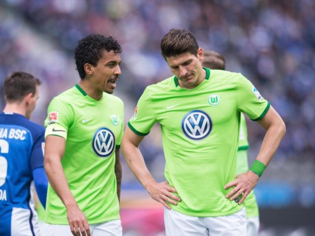Frust bei Luiz Gustavo und Mario Gomez: Wolfsburg verlor in Berlin mit 0:1. Foto: Annegret Hilse/dpa
