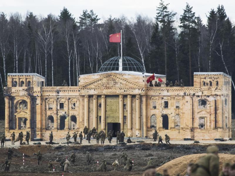 In Freizeitpark bei Moskau: Russisches Verteidigungsministerium lässt Mini-Reichstag erstürmen
