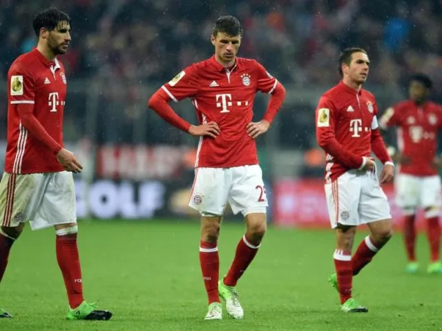Münchens Javier Martinez (l-r), Thomas Müller, Philipp Lahm und David Alaba gehen nach der verlorenen Partie über den Platz. Foto: Andreas Gebert/dpa