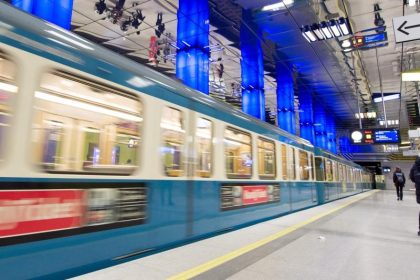 U-Bahn München: Frau sexuell angemacht – Abgewiesener junger Mann tritt ihr ins Gesicht