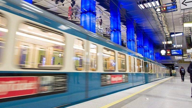 U-Bahn München: Frau sexuell angemacht – Abgewiesener junger Mann tritt ihr ins Gesicht