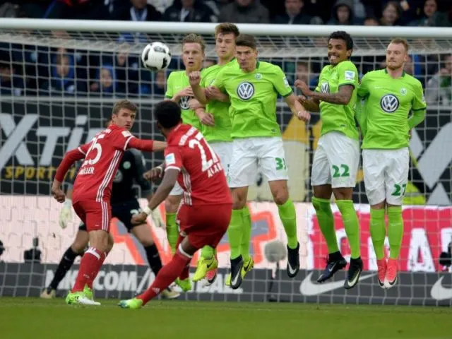 David Alaba trifft sehenswert zur Führung. Foto: Swen Pförtner/dpa