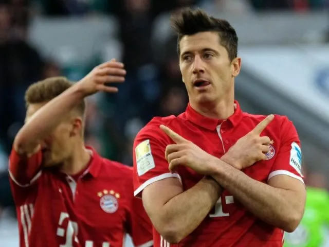 Robert Lewandowski erzielt gegen Wolfsburg seine Saisontreffer 27 und 28. Foto: Peter Steffen/dpa