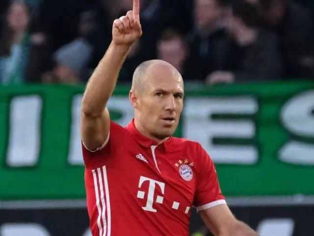 Arjen Robben erhöht auf 4:0. Foto: Peter Steffen/dpa