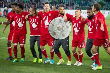 27. Meisterschaft: Rummenigge als Bayerns Party-Animateur