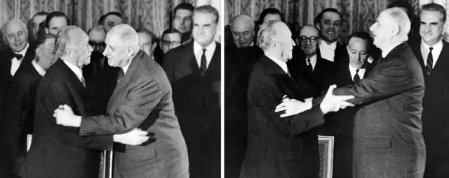Montage de deux photos du g?n?ral de Gaulle (D) enla?ant le chancelier allemand Konrad Adenauer apr?s la signature du trait? de coop?ration franco-allemand le 22 janvier 1963 dans le salon Murat du Palais de l'Elys?e ? Paris. Combo shows French President General Charles de Gaulle (R) and German Chancellor Dr Konrad Adenauer hugging on January 22, 1963 at the Elys?e Palace in Paris after signing the French-German cooperation treaty. AFP PHOTO Foto: AFP/AFP/Getty Images