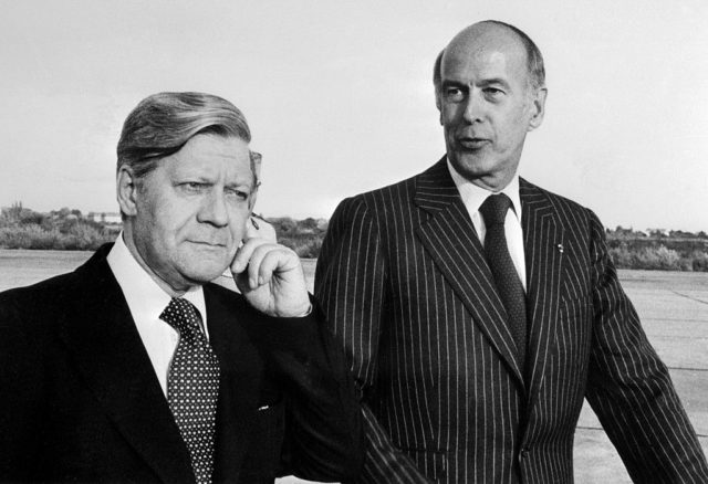 Bundeskanzler Helmut Schmidt (l.) und Frankreichs Präsident Valery Giscard d'Estaing am 19. Juli 1977 In Straßburg. Foto: ARCHIVES/AFP/Getty Images