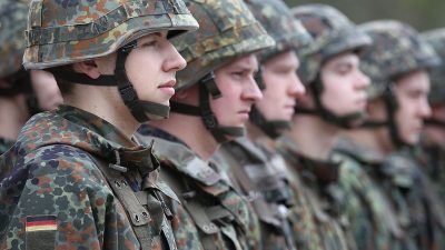 „Nazis raus“ auf Zaun um Bundeswehrkaserne in Donaueschingen gesprüht