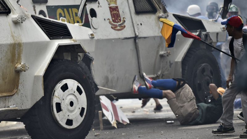 Venezuela: Lage eskaliert – Panzerwagen fährt in Menge