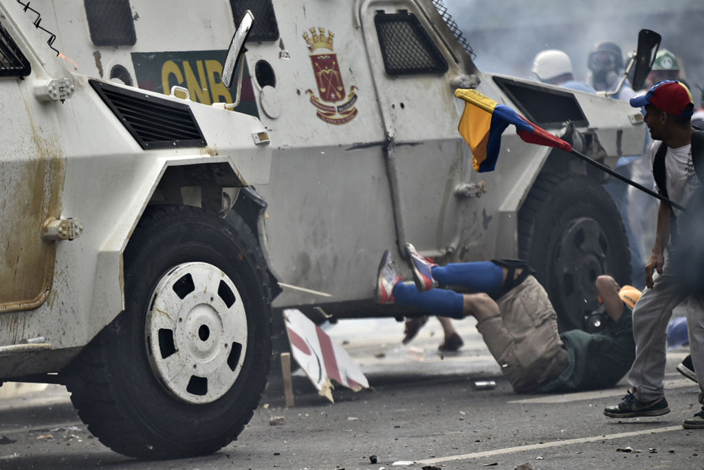 Venezuela: Lage eskaliert – Panzerwagen fährt in Menge