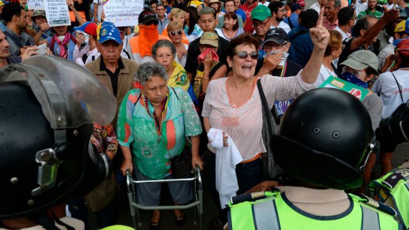 „Marsch der Großeltern“: Polizei in Venezuela setzt Pfefferspray gegen ältere Demonstranten ein