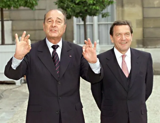 Bundeskanzler Gerhard Schröder (r.) und Frankreichs Präsident Jacques Chirac nach einem Mittagessen im Élysee-Palast am 30. September in Paris 30 September. Schroeder's visit in France is his first trip abroad since his election on September 27. (ELECTRONIC IMAGE) AFP PHOTO / AFP / GERARD FOUET (Photo credit should read GERARD FOUET/AFP/Getty Images)
