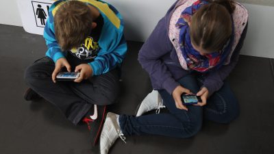 Schüler verklagt Lehrer – Gericht entscheidet: Lehrer darf Smartphone auch über das Wochenende einbehalten