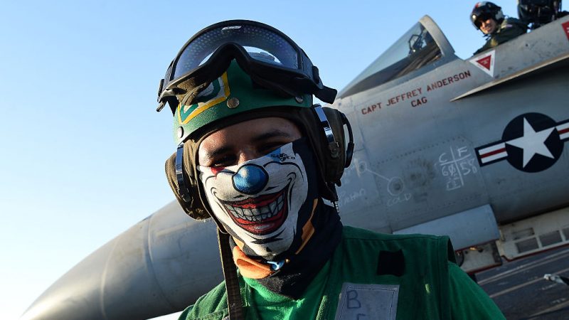 US-Militär bombardiert syrische Regierungstruppen zur „Verteidigung“ – Acht Tote durch Luftangriff