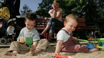 70 Prozent der Kita-Kinder nutzen Smartphone täglich – Babys haben Einschlafstörungen wenn die Mutter ständig surft