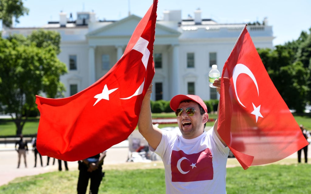 Türkei bestellt US-Botschafter wegen Ausschreitungen ein – US-Sicherheitskräfte „aggressiv und unprofessionell“