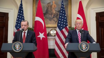 Bei Treffen zwischen Erdogan und Trump: Türkische Sicherheitsleute greifen Demonstranten in Washington an