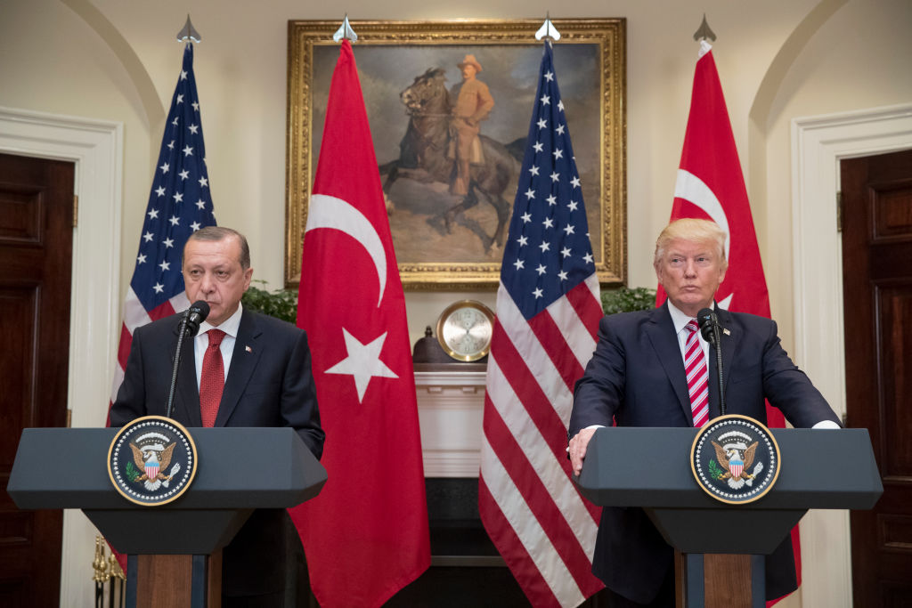 Bei Treffen zwischen Erdogan und Trump: Türkische Sicherheitsleute greifen Demonstranten in Washington an