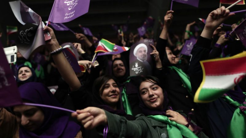 Außenpolitischer Richtungsentscheid im Iran: Moderater Amtsinhaber gegen konservativen Justizfunktionär