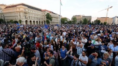 Tausende Menschen demonstrieren in Budapest gegen Orban und für die EU