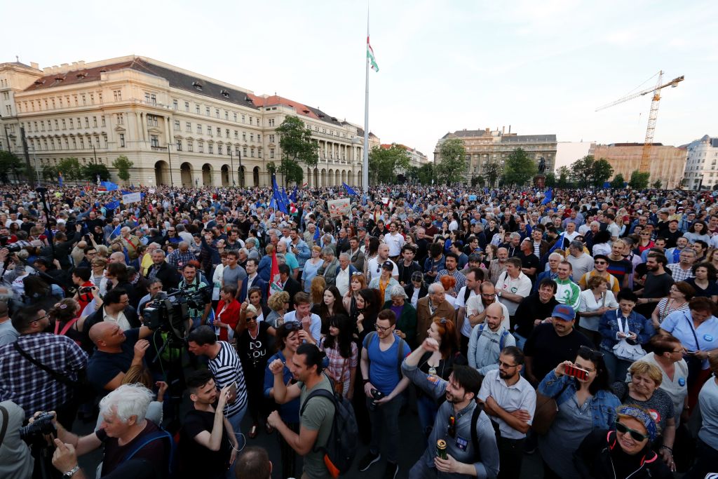 Tausende Menschen demonstrieren in Budapest gegen Orban und für die EU