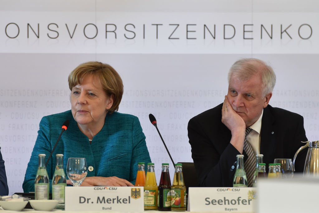 Kanzlerin will nach Flüchtlingsstreit mit CSU nur nach vorne schauen – Merkel mit Seehofer im Bierzelt
