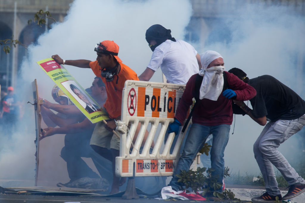 Massenproteste, Tränengas, Randale: Regierung in Brasilien fordert Soldaten zum Schutz vor Demonstranten an