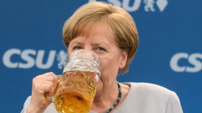 Kanzlerin im bayerischen Bierzelt als „Anführerin der freien Welt“ umjubelt – Es gab auch „Hau ab!“ Rufe