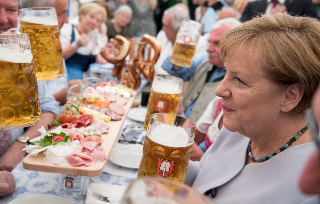 SPD wirft Merkel nach Bierzeltrede „Inszenierung“ vor: „Es ist keine Kunst, im Bierzelt über Trump zu schimpfen“