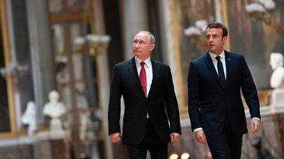 Schwieriges erstes Treffen von Macron und Putin im Schloss von Versailles