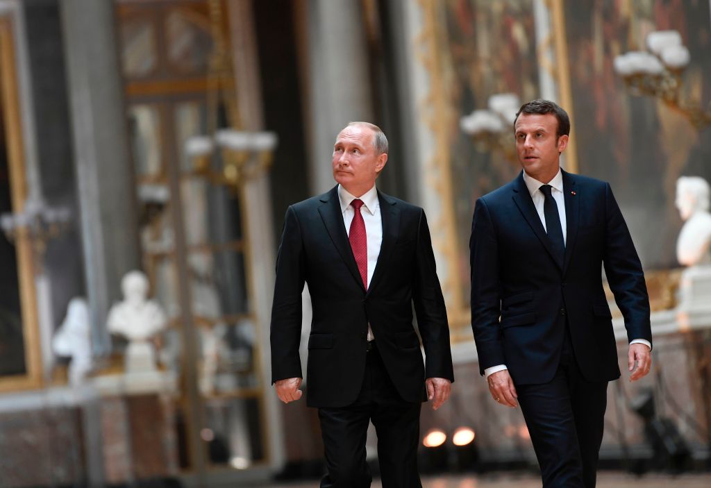 Schwieriges erstes Treffen von Macron und Putin im Schloss von Versailles