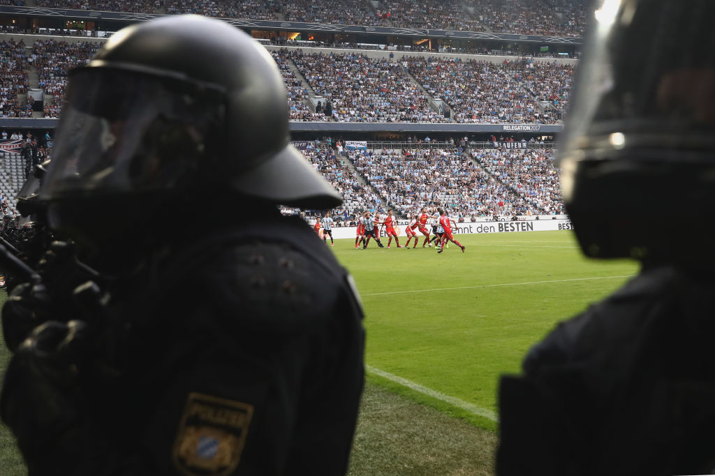 Zehn verletzte Polizisten bei Relegationsspiel in München – Wendt: Gesichtserkennungssoftware „überlegenswert“