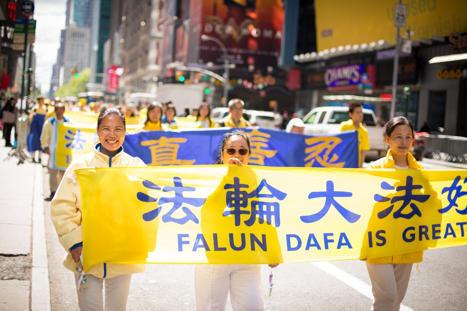 25 Jahre Falun Dafa: Riesige Parade in New York mit 10.000 Teilnehmern
