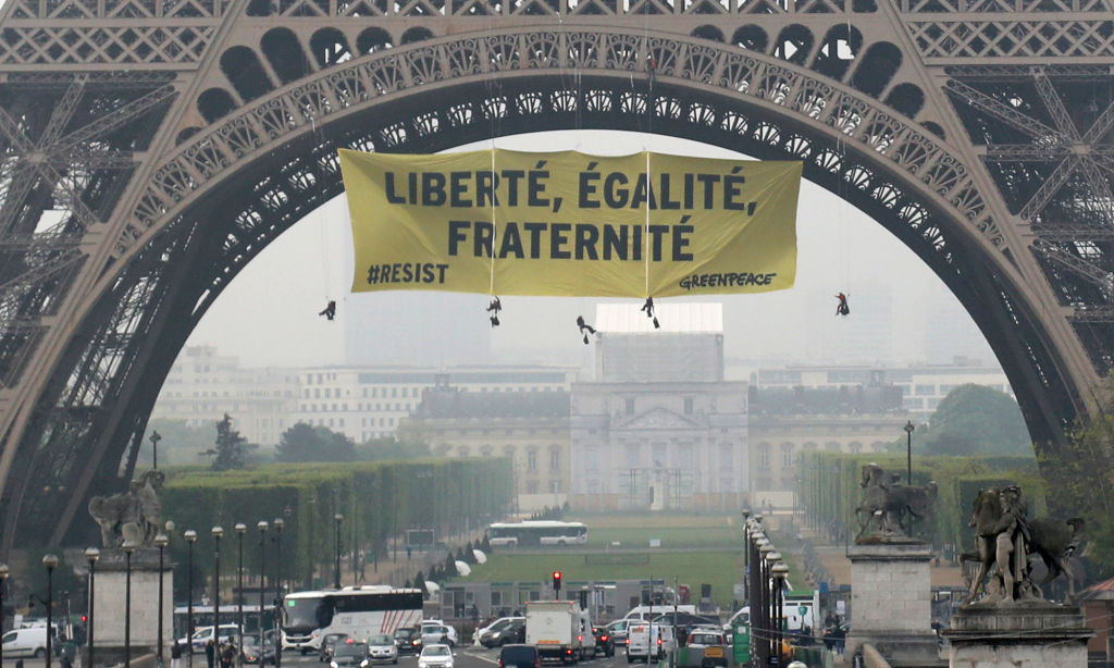 „Widerstand leisten“: Greenpeace warnt mit Banner am Pariser Eiffelturm vor Wahlsieg Le Pens