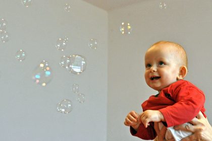 Zweijährige tappelt in nahegelegenes Altenpflegeheim und lässt sich verwöhnen