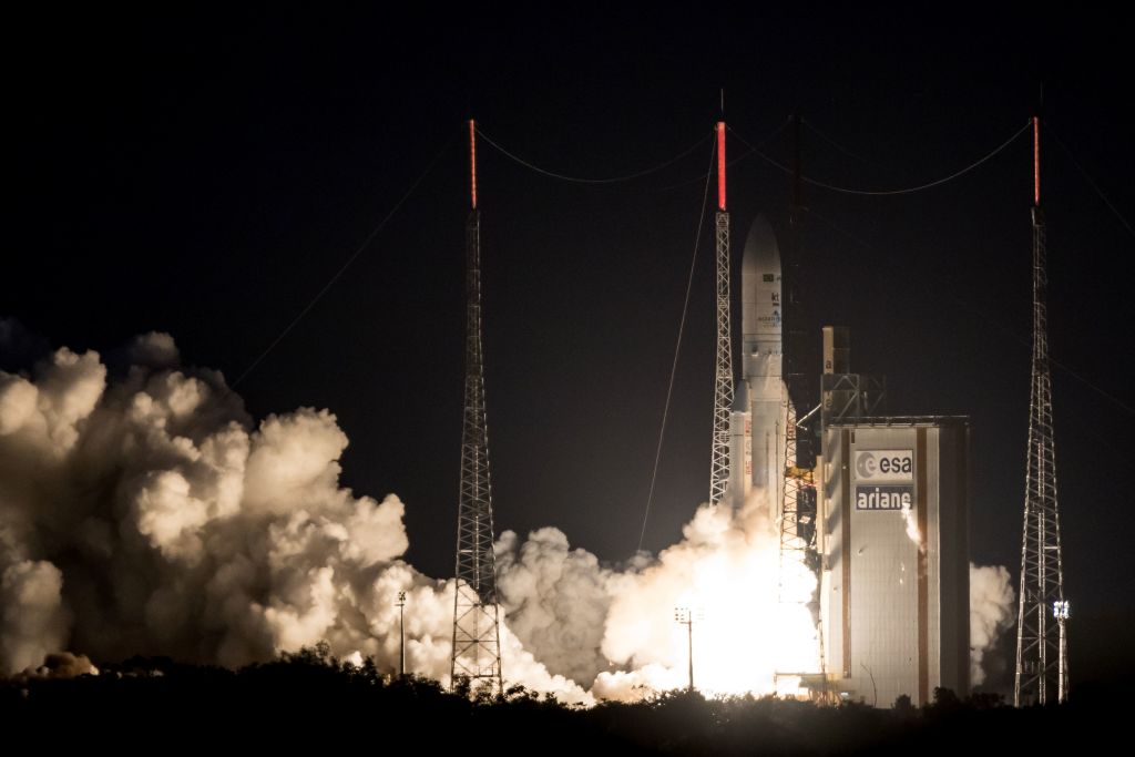 Ariane-Rakete bringt mit 44 Tagen Verspätung zwei Satelliten ins All