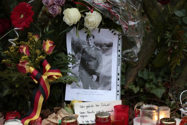 Foto von Helmut Schmidt als Lieutenant der Luftwaffe im Frühjahr 1940 inmitten von Kerzen und Blumen am 11. November 2015 vor Schmidts Haus in Hamburg - einen Tag nach seinem Tod am 10. November 2015. Foto: OLIVER HARDT/AFP/Getty Images