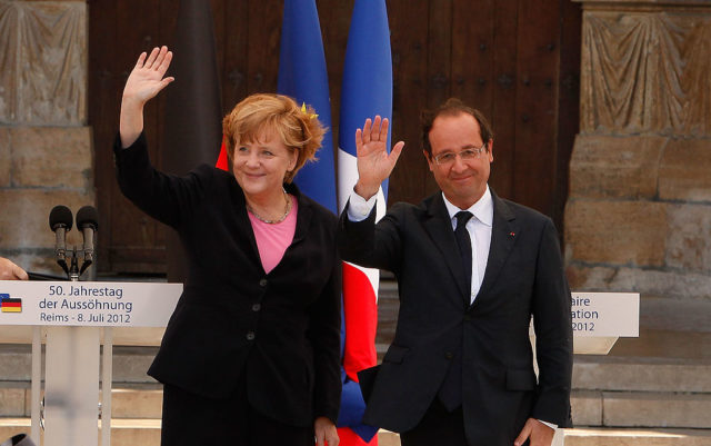 Bundeskanzlerin Angela Merkel and Frankreichs Präsident Francois Hollande feiern am 8. Juli 2012 in Reims, Frankreich, 50 Jahre der der deutsch-französischen Versöhnung. Foto: Patrick Aventurier/Getty Images