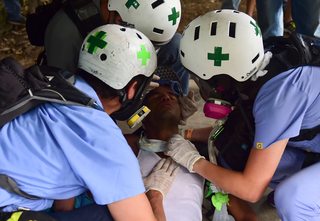 Venezuela: Mediziner des „Grünen Kreuzes“ leisten bei Protesten Erste Hilfe im Tränengas-Nebel
