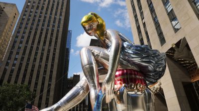 Riesige aufblasbare Ballerina von Jeff Koons in New York enthüllt