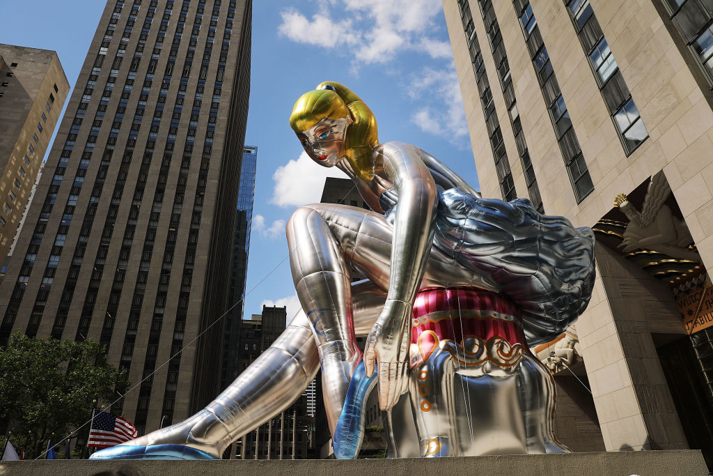 Riesige aufblasbare Ballerina von Jeff Koons in New York enthüllt