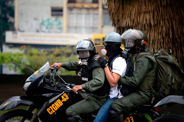 Demonstranten in Venezuela nehmen Polizisten als Geiseln