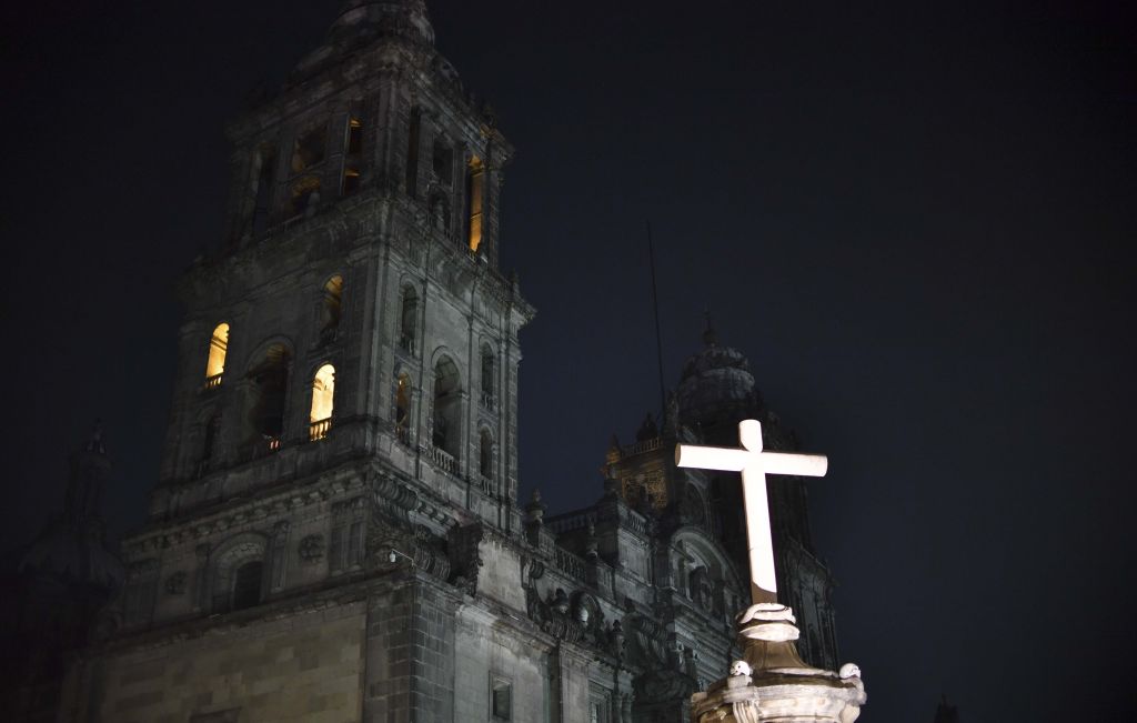 Priester während der Messe in Kathedrale von Mexiko-Stadt niedergestochen